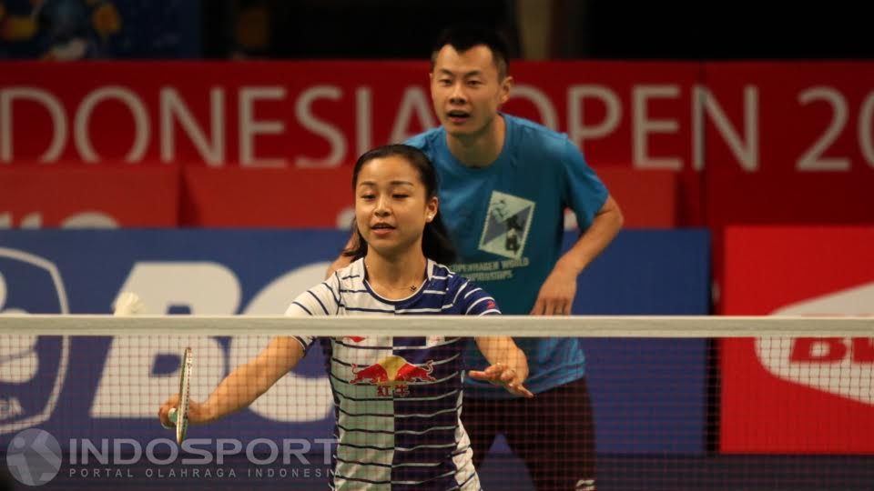 Usai pensiun dari bulutangkis dan menempuh studi S3, legenda asal China, Ma Jin, mengunggah potret mengharukan dengan menggandeng pria tampan saat liburan. Copyright: © Herry Ibrahim/Indosport